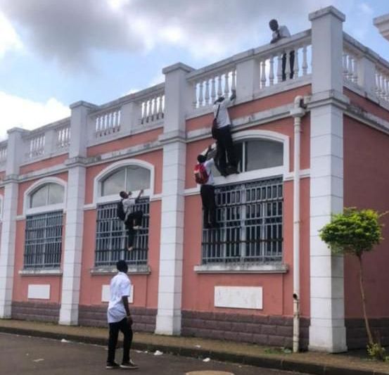 Estudiantes del colegio San Juan fabrican su “puerta” de acceso al centro escalando el vallado&nbsp;