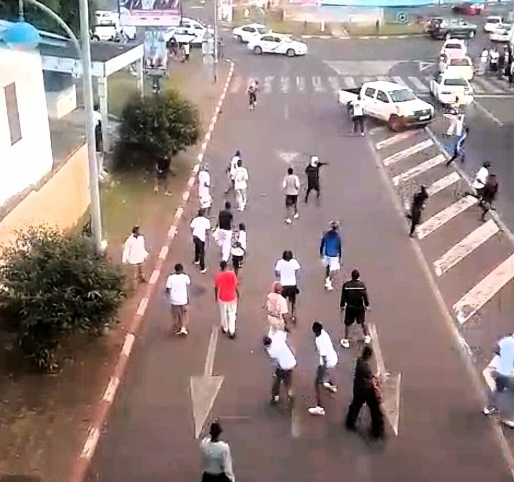Batalla campal con machetes y botellas entre dos bandas callejeras de Malabo