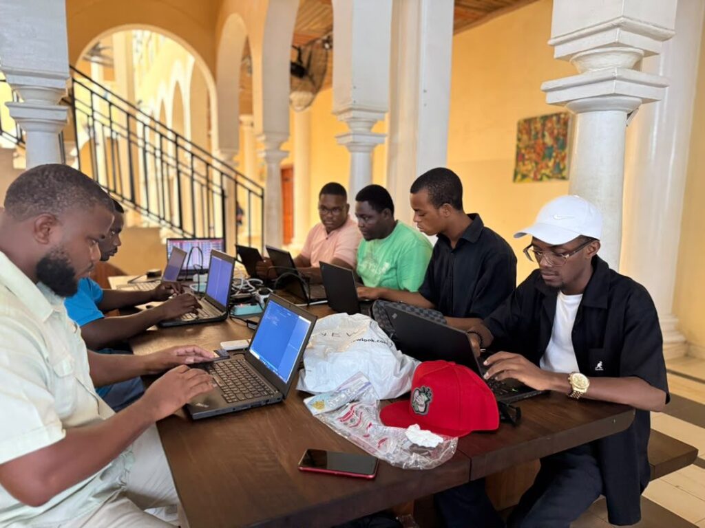 Jóvenes de Malabo crean algoritmos en tiempo real durante el primer hackathon práctico de MWENDJE STEAMEl