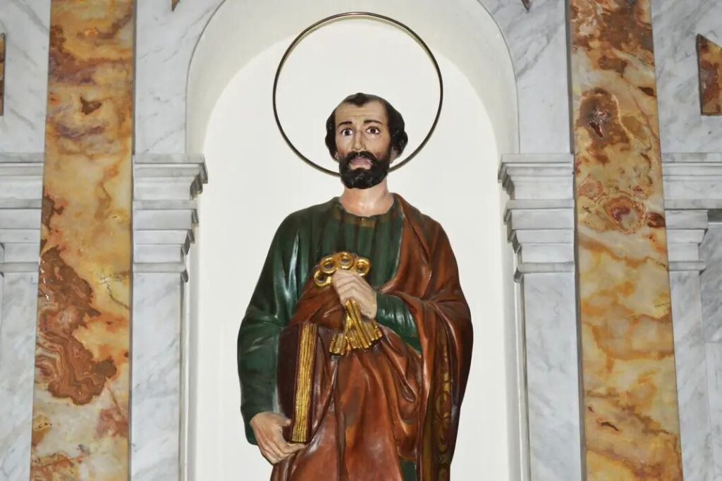 Repercusión en redes por el vídeo de un anciano pidiendo prosperidad a una estatua de San Pedro en la Región Continental