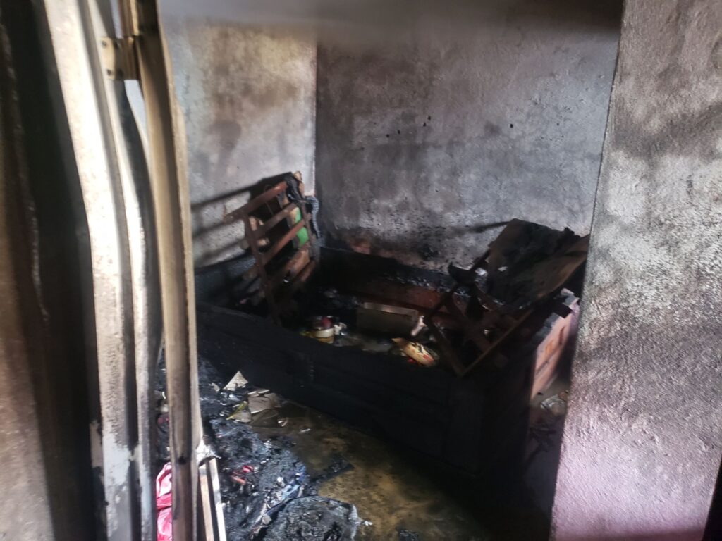 Bomberos sofocan a tiempo las llamas de un incendio en el barrio Semu