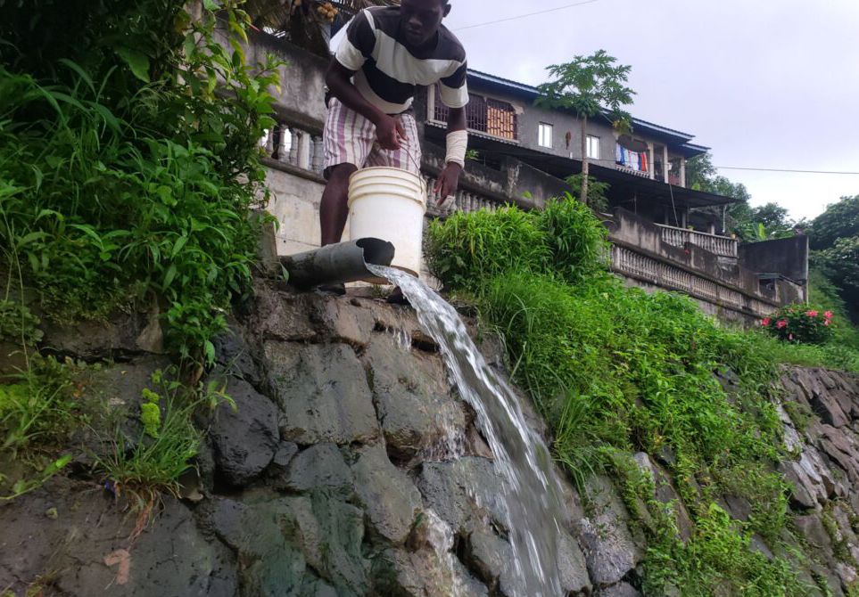 Un improvisado tubo de agua se convierte en el “salvavidas” para los residentes de cuatro barrios de Malabo