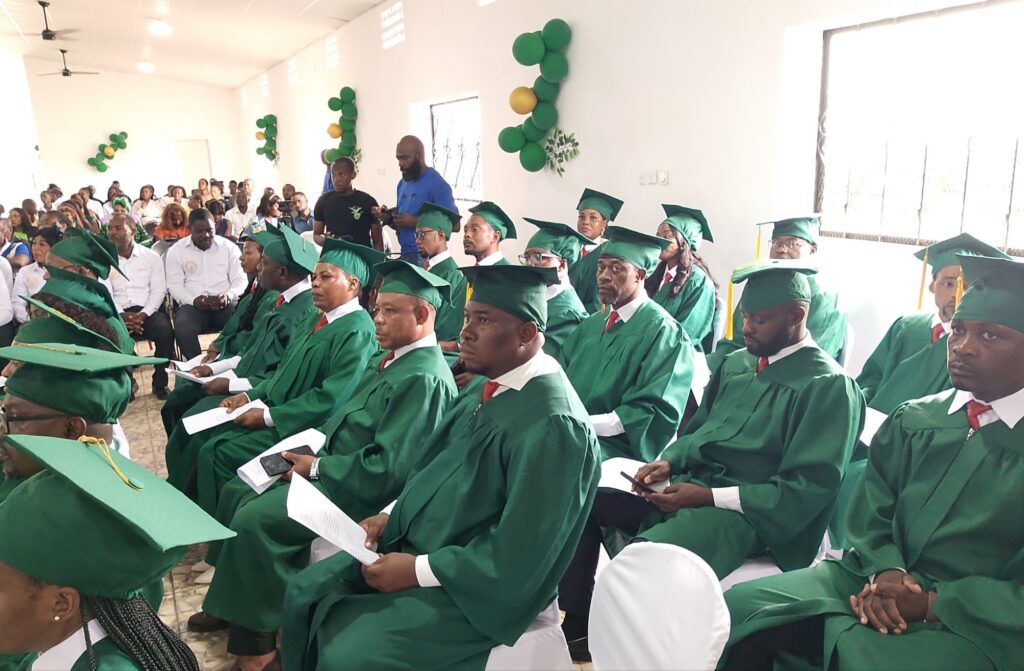 25 estudiantes se gradúan en Teología para combatir el “analfabetismo bíblico” en Guinea Ecuatorial