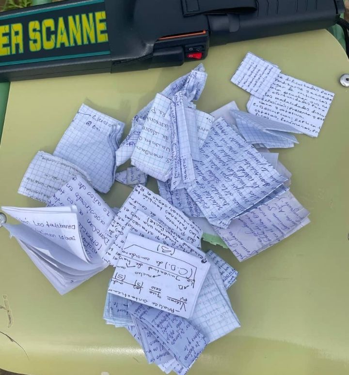 Sorprenden a un estudiante cargado de chuletas minutos antes del examen Extraordinario de la Selectividad 2026