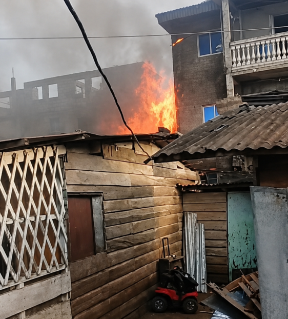 Incendio calcina varias viviendas en Sumco con daños menores para la distribuidora de canales INCON