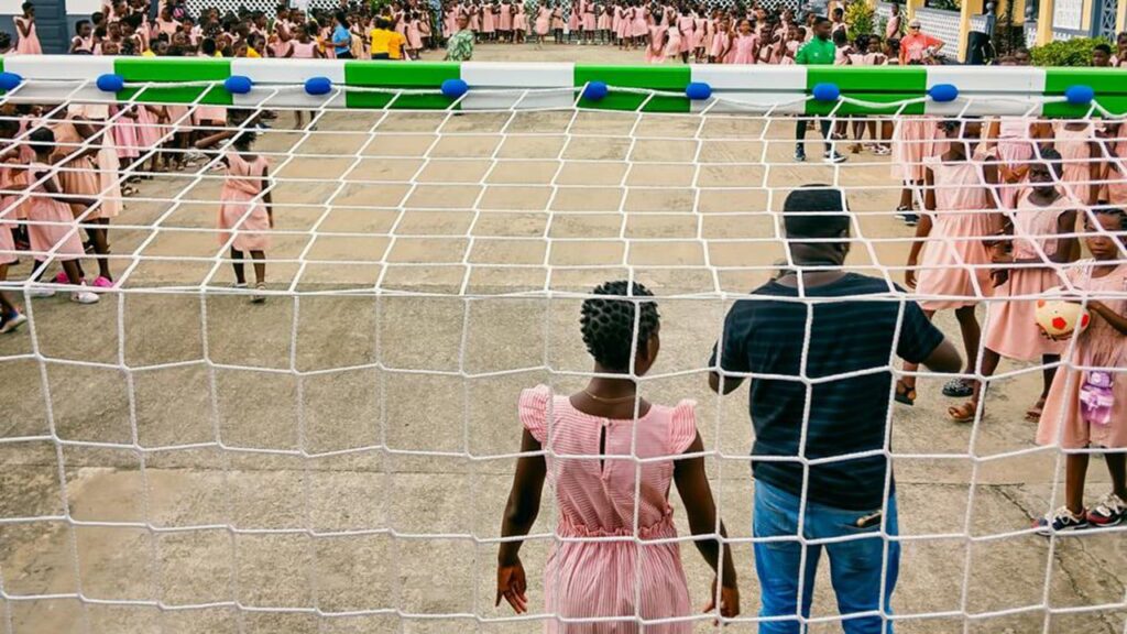 Dos colegios de Bata reciben una donación deportiva del Real Betis Balompié de España